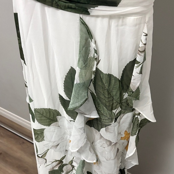 Elegant White and Green Floral Dress - Picture 3 of 7